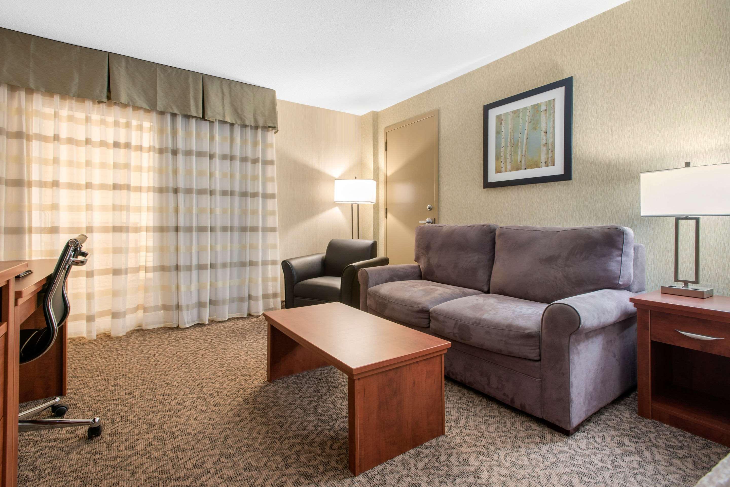Clarion Hotel & Suites Brandon Εξωτερικό φωτογραφία